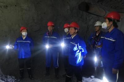 局黨委委員、副局長胡清樂深入宜昌公司杉西礦山開展技術(shù)調(diào)研與安全檢查